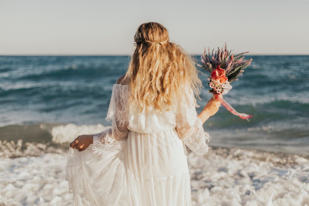 sukienka na ślub cywilny - panna młoda w sukience boho nad morzem