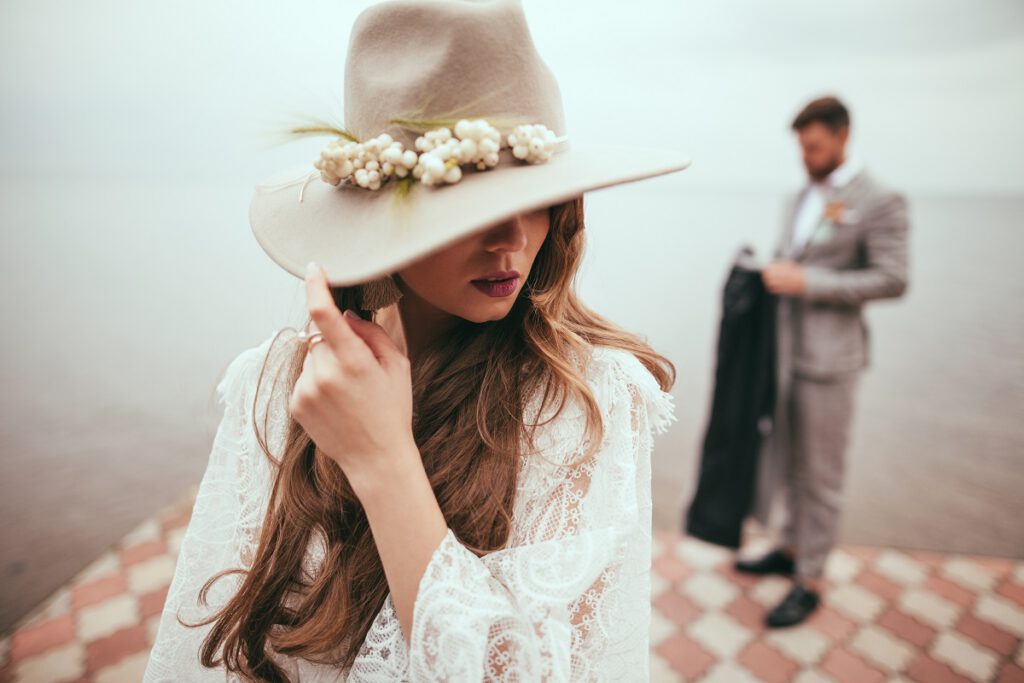 sukienka na ślub cywilny - panna młoda w kapeluszu w stylu boho