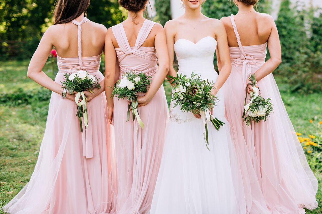 jak się ubrać na wesele - panna młoda i druhny w różowych sukienkach