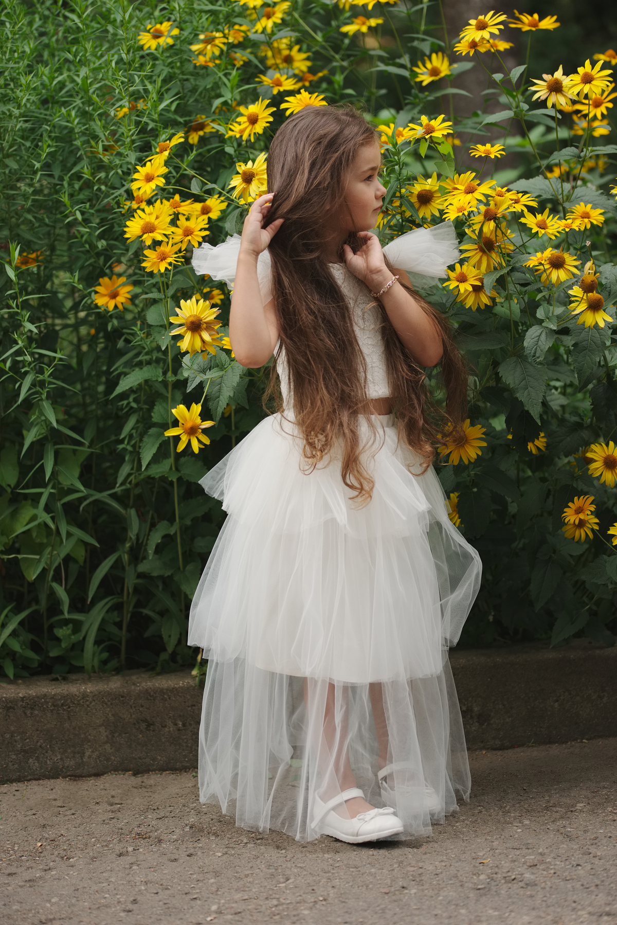 Sukienki dla dziewczynek na wesele - dziewczynka w białej, długiej sukience