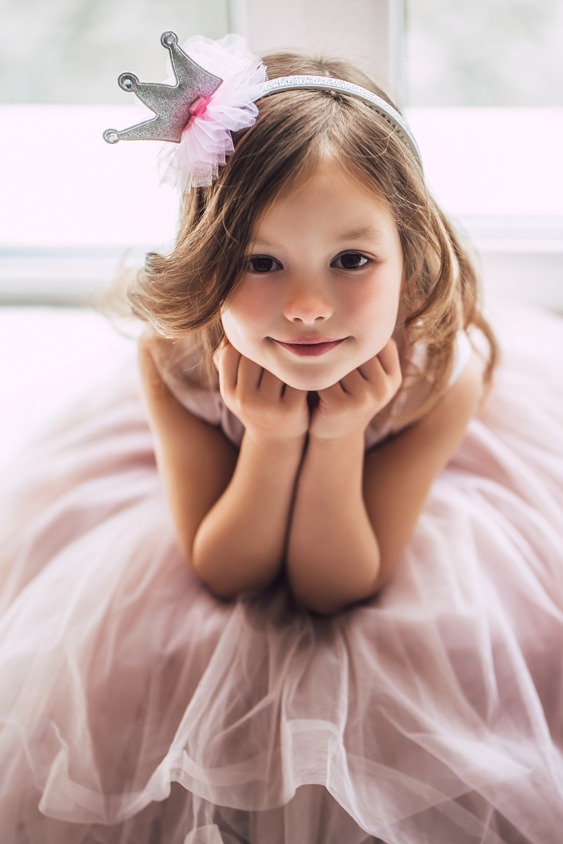 Sukienki dla dziewczynek na wesele - dziewczynka w różowej sukience i opasce na włosach