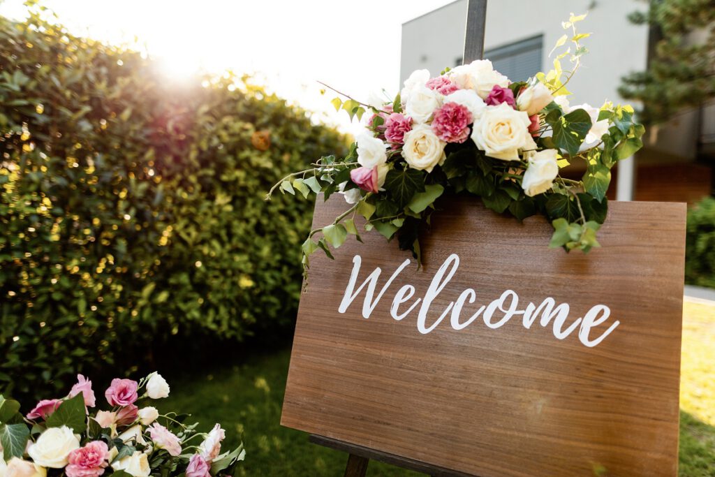 tablica powitalna na wesele ozdobiona kwiatami