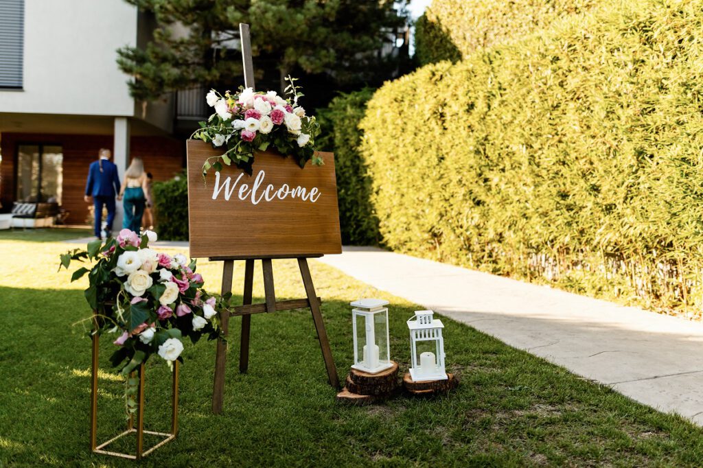 tablica powitalna na wesele przed salą weselną