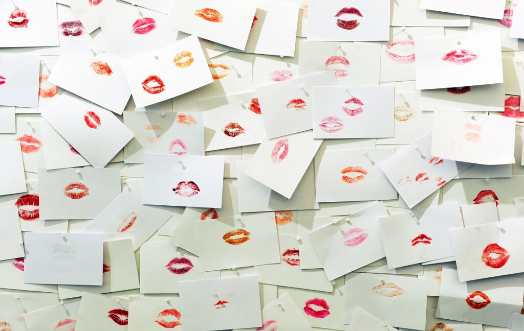 Wiele listów z odbitą szminką w kształcie ust