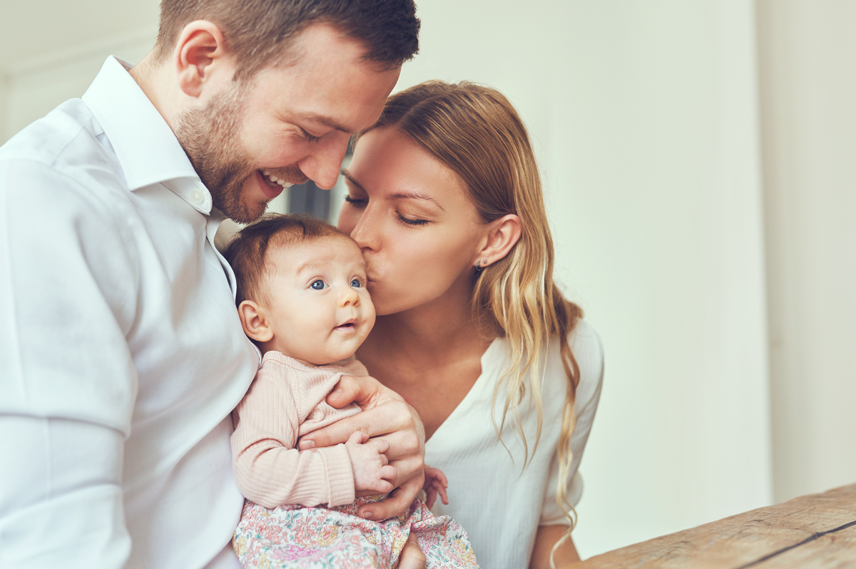 Cytaty o małżeństwie - rodzice całujący swoje małe dziecko
