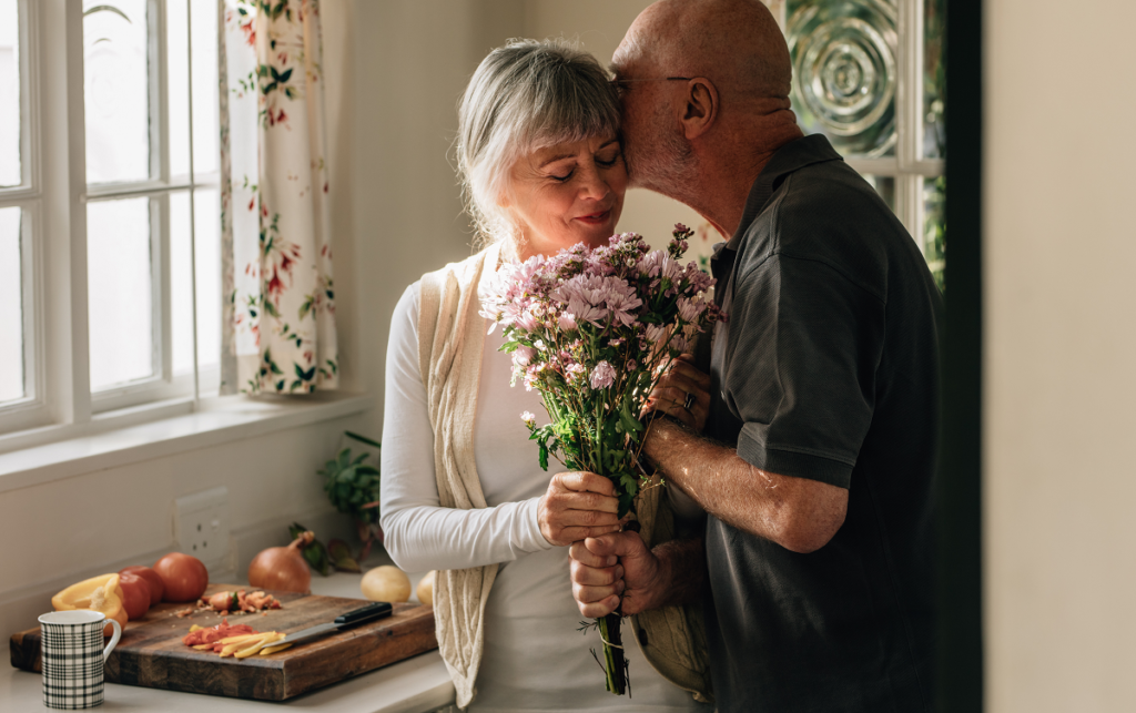 Cytaty o małżeństwie - starsze małżeństwo świętujące rocznicę ślubu 