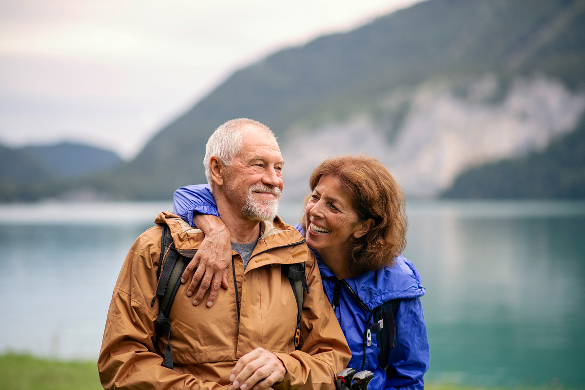 Cytaty o małżeństwie - starsze małżeństwo wędrujące po górach