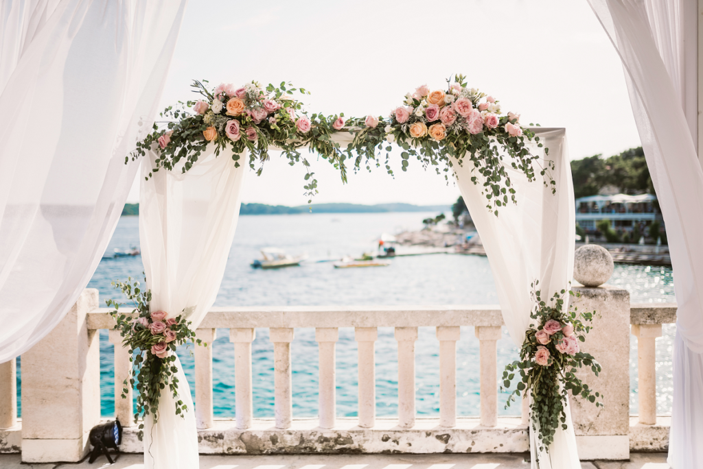 Wesele nad morzem - dekoracyjny łuk ślubny z kwiatami 