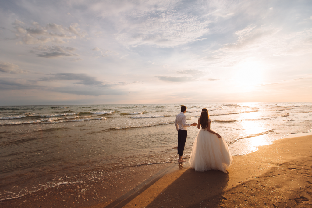 Wesele nad morzem - sesja ślubna o zachodzie słońca 