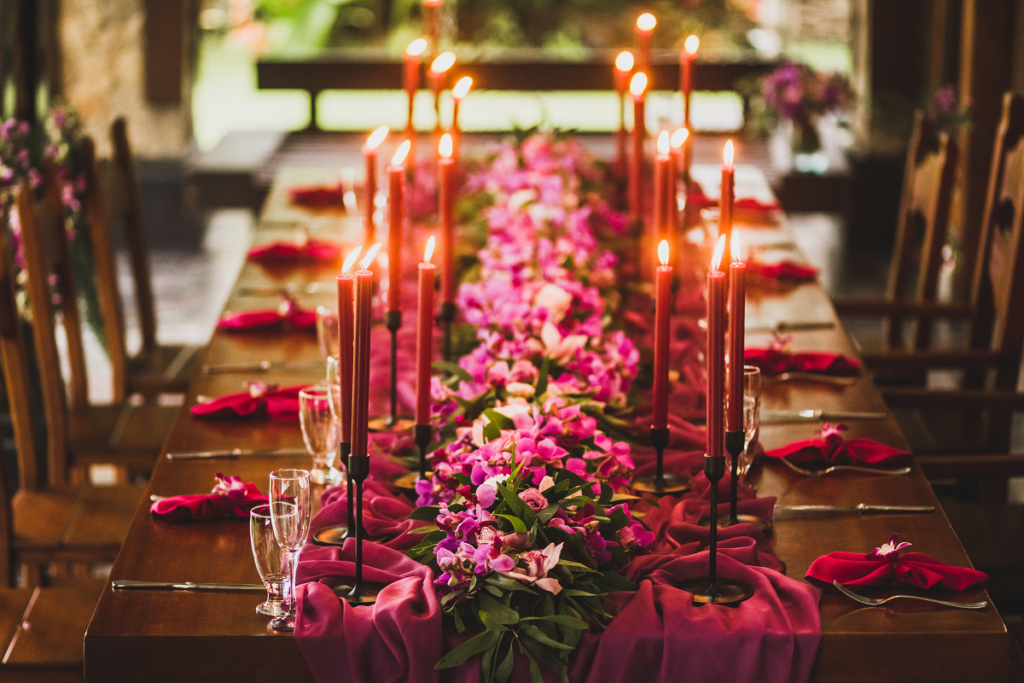 Piękna dekoracja stołu weselnego w kolorze magenty