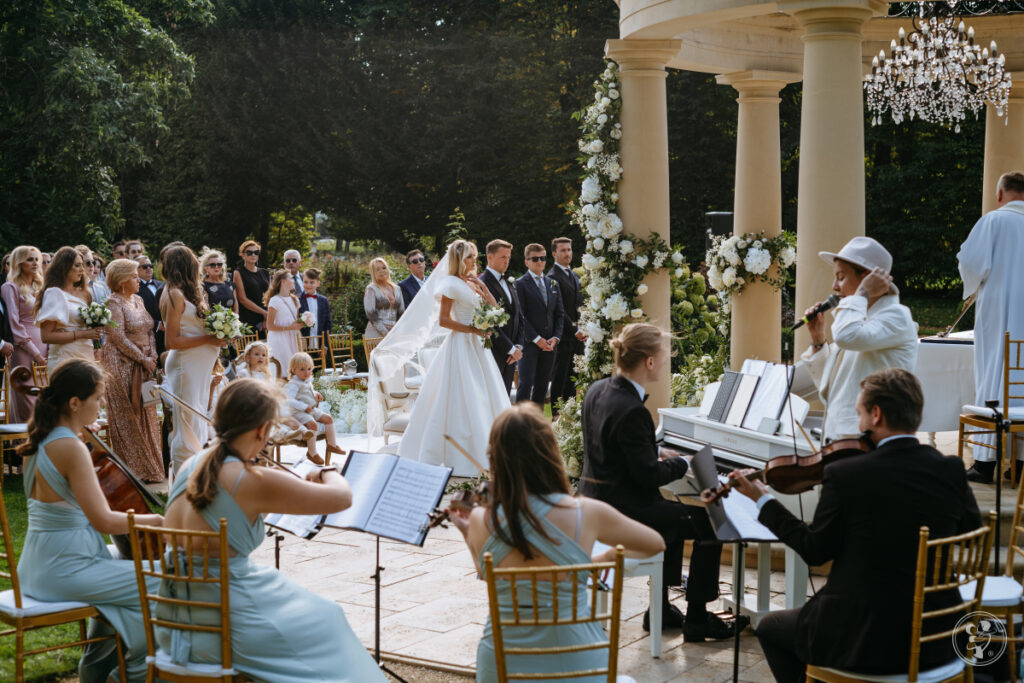Oprawa muzyczna ślubu kościelnego w plenerze