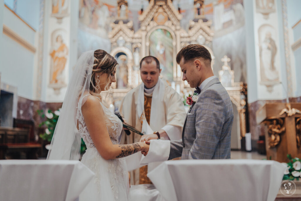 para młoda podczas ślubu kościelnego