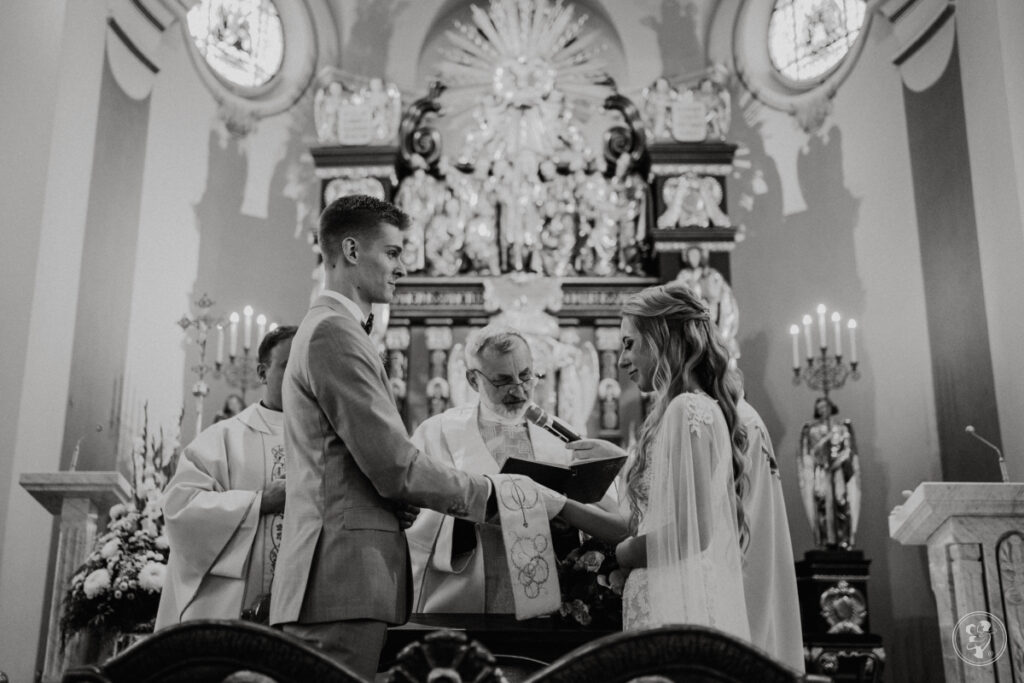 Para młoda podczas przysięgi na ślubie kościelnym