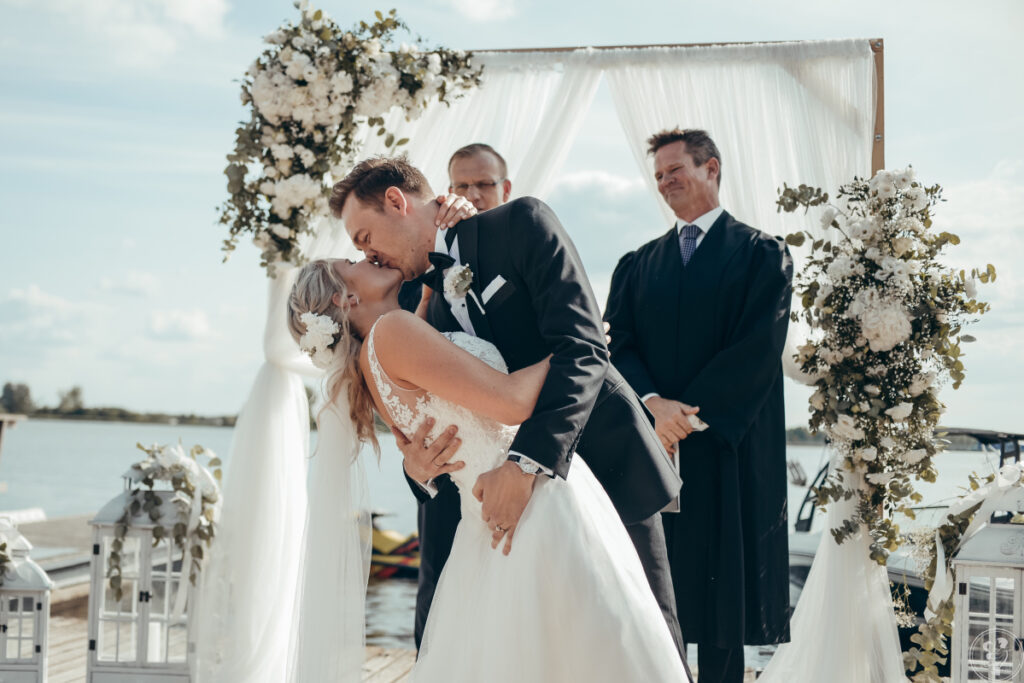 Ślub humanistyczny - pocałunek pary młodej na ślubnym kobiercu