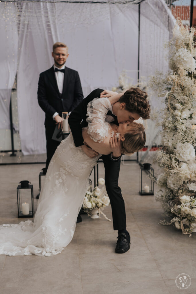 Pocałunek pary młodej podczas ślubu humanistycznego