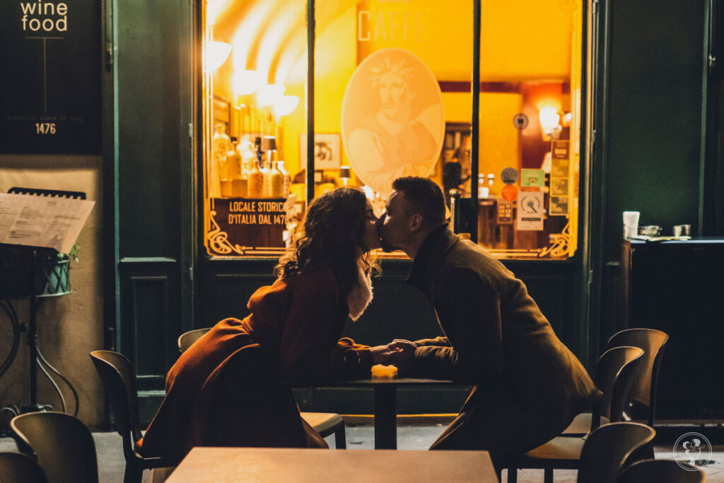 Życzenia na 5 rocznicę ślubu - para całująca się w kawiarni