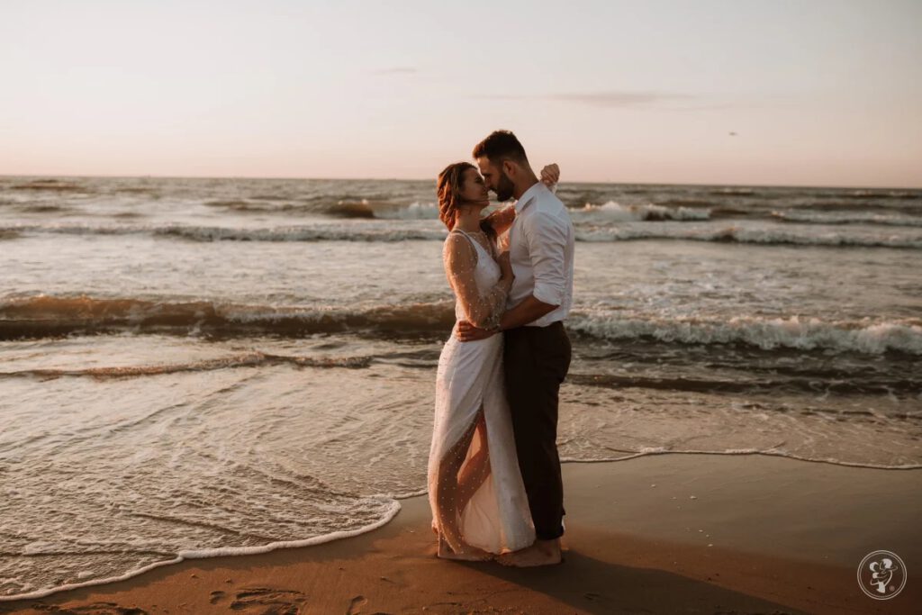 Ślub humanistyczny- Para młoda na plaży o zachodzie słońca.