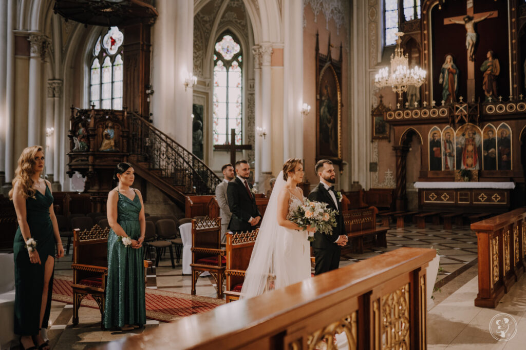 para młoda i goście podczas ślubu kościelnego