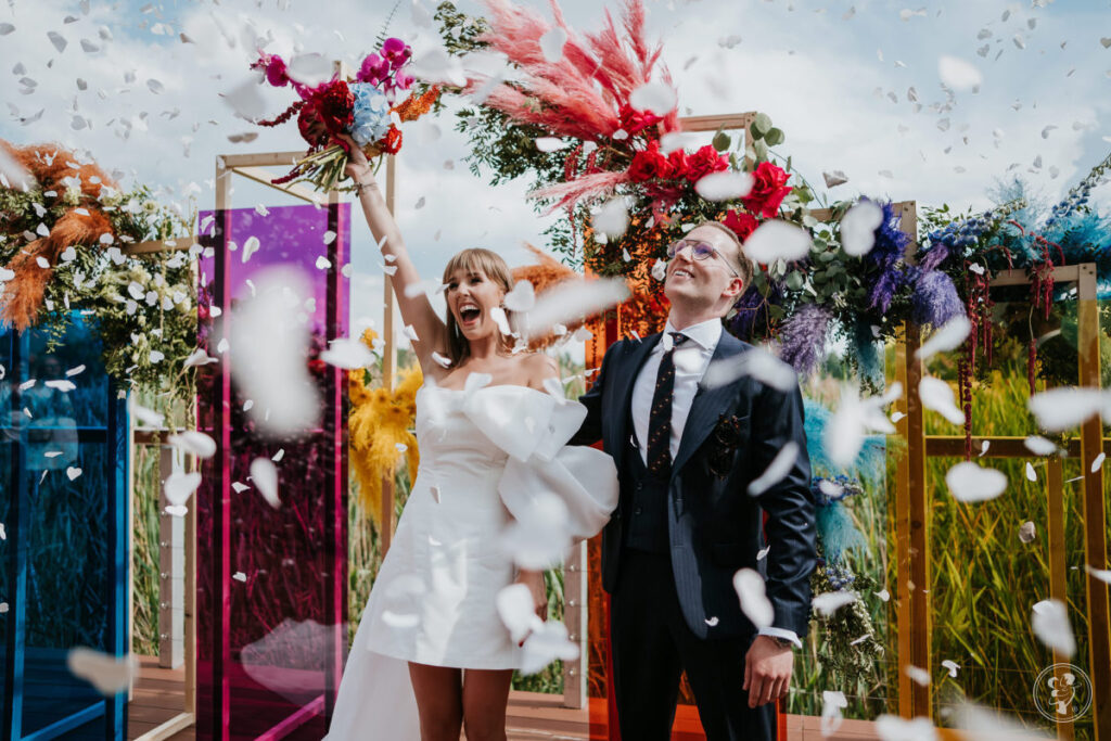 Szczęśliwa para młoda po złożeniu przysięgi na ślubie humanistycznym