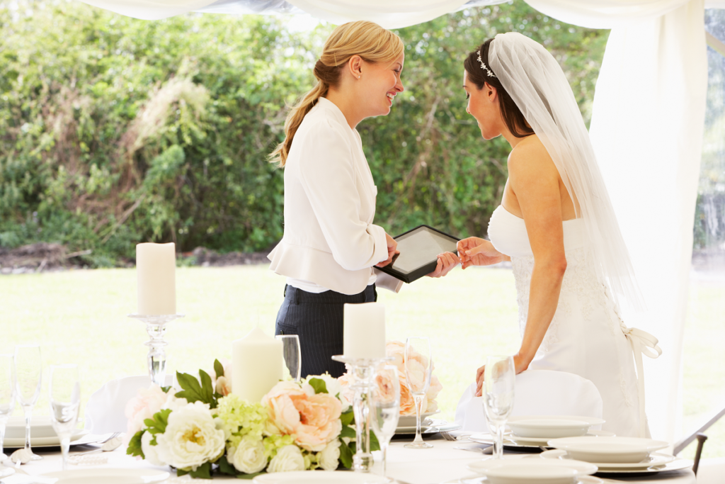 Konsultant ślubny - Wedding plannerka uzgadnia szczegóły z panną młodą