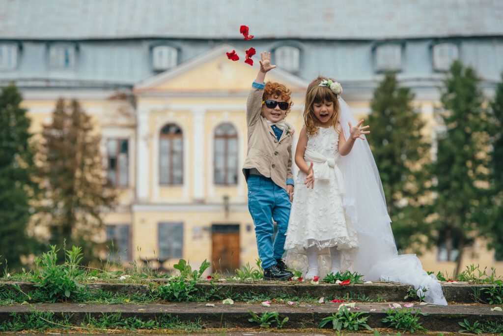 Atrakcje na wesele - dziewczynka i chłopiec w eleganckich strojach na weselu