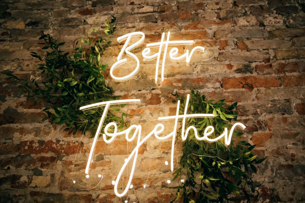 Atrakcje na wesele - ledowy napis better together