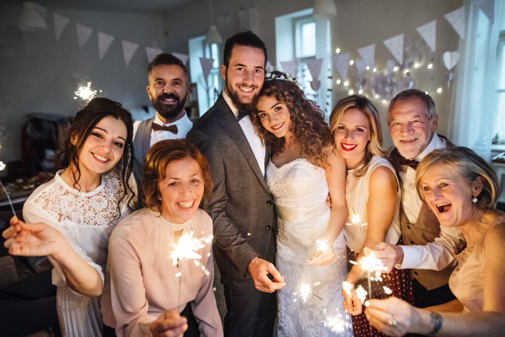 Atrakcje na wesele - para młoda i goście weselni z zimnymi ogniami podczas podziękowań