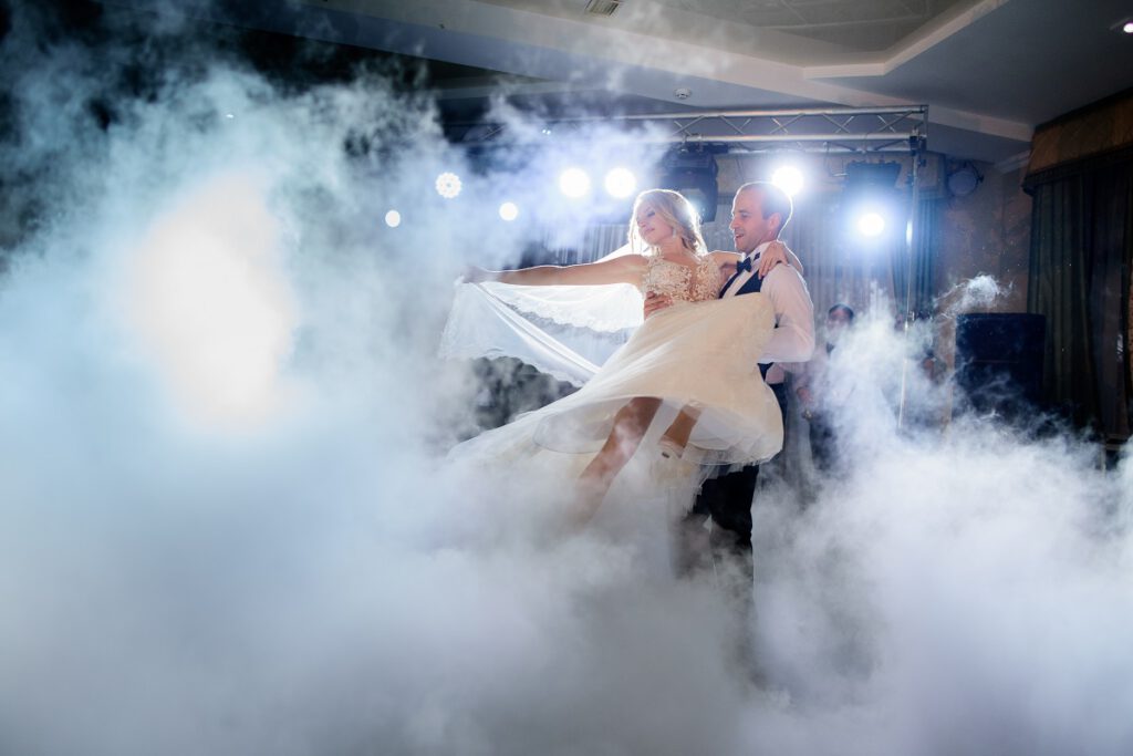 Atrakcje na wesele - para młoda podczas pierwszego tańca w ciężkim dymie