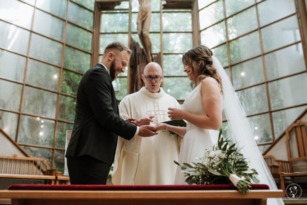 Przysięga małżeńska pary młodej w kościele 