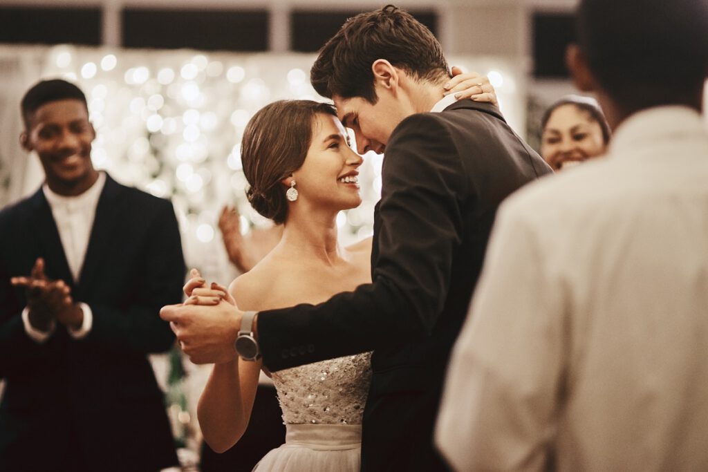 Atrakcje na wesele - para młoda przytulona podczas pierwszego tańca na weselu 