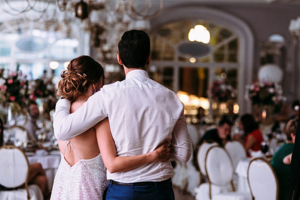 Atrakcje na wesele - przytulona para młoda na weselu