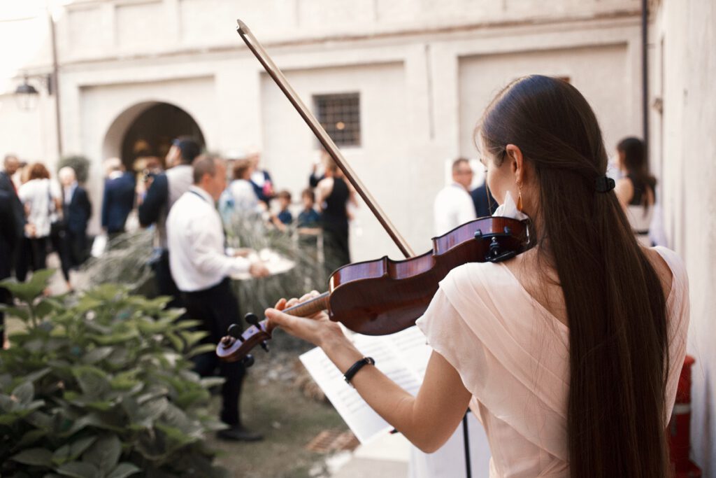 Atrakcje na wesele - skrzypaczka podczas gry na skrzypcach na przyjęciu