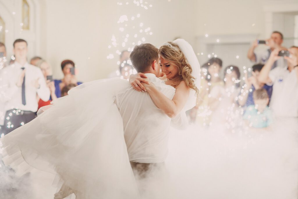 Atrakcje na wesele - para młoda tańcząca w ciężkim dymie