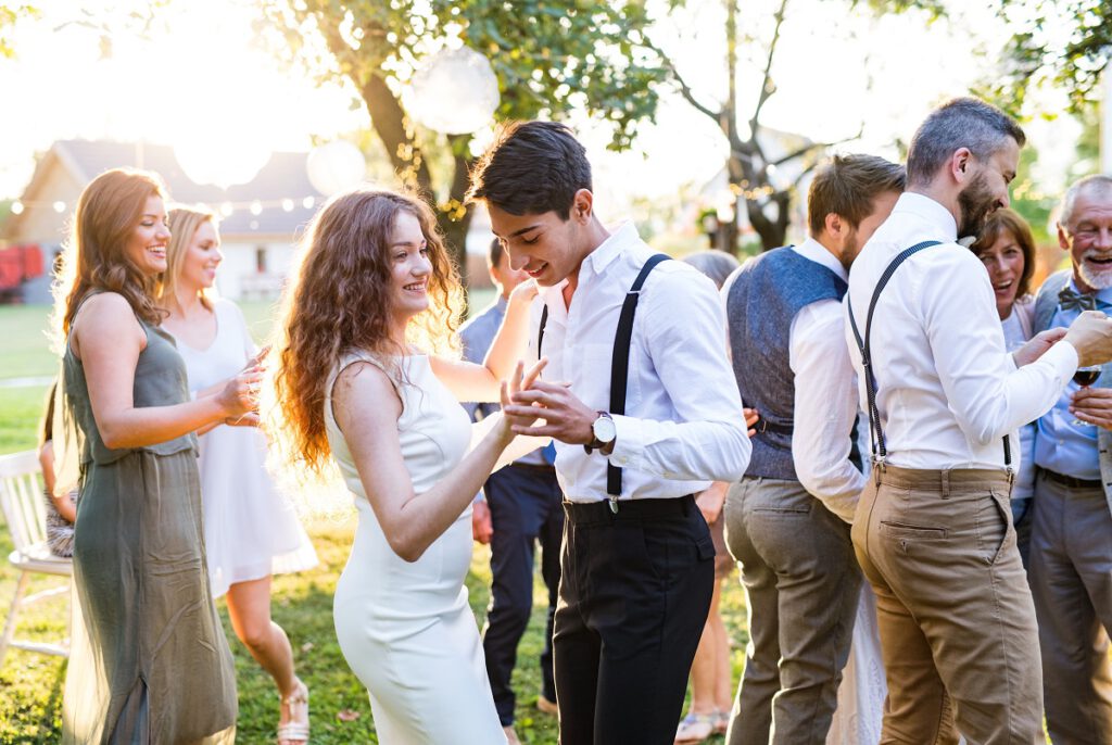 Atrakcje na wesele -taniec pary młodej i gości w ogrodzie