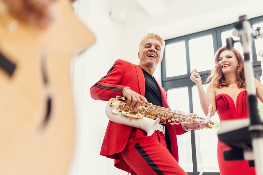Atrakcje na wesele - wodzirej na weselu z saksofonem w czerwonym garniturze