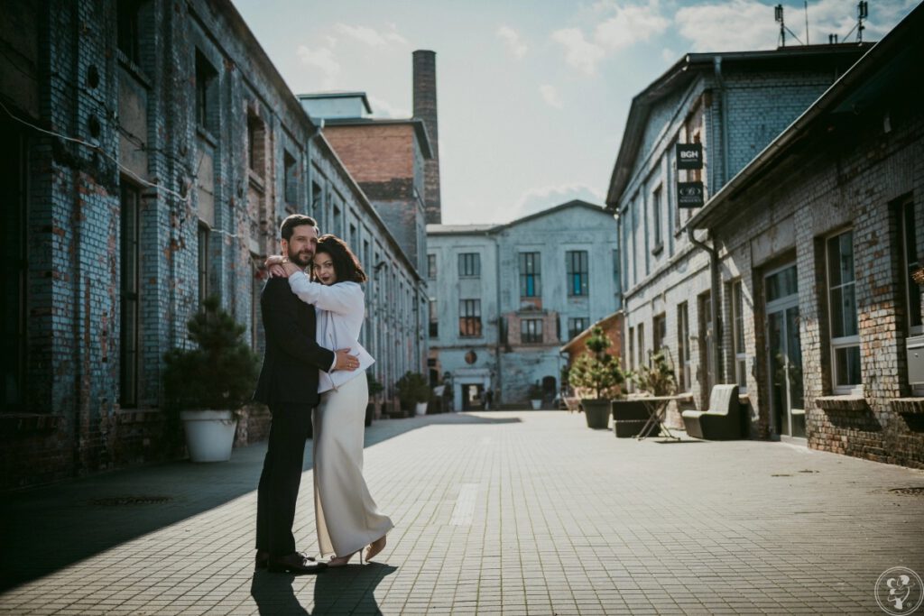 Sesja ślubna na Śląsku - para wśród budynków Fabryki Porcelany