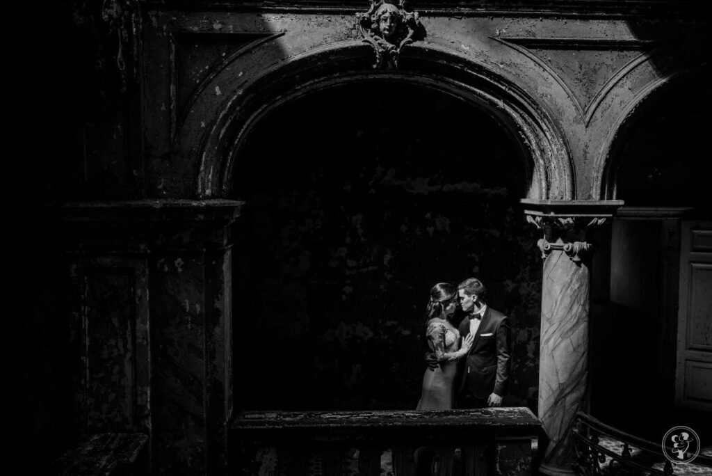 Sesja ślubna Śląsk - para pozuje na klatce schodowej w Pałacu Krowiarki