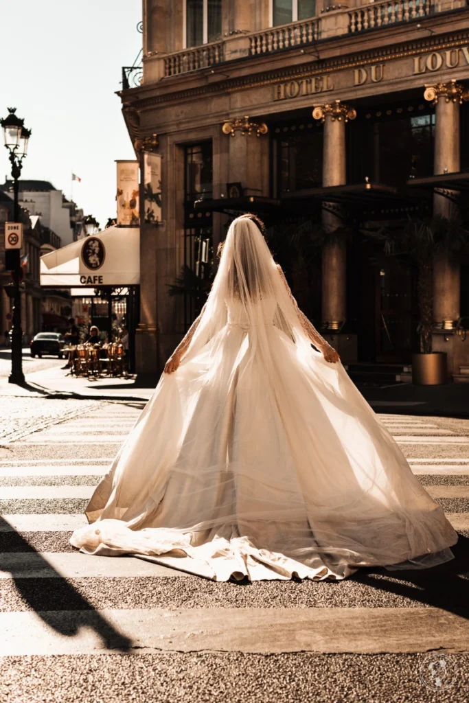 Panna młoda w rozłożystej sukni idąca przez miasto