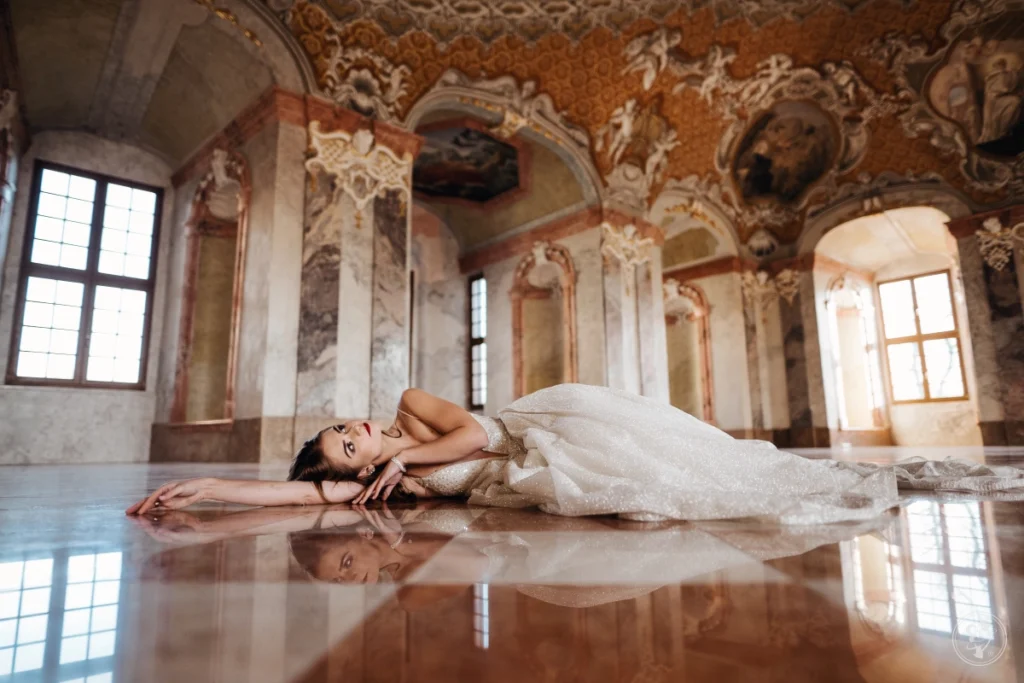 Panna młoda leżąca na ziemi w Pałacu w Lubiążu