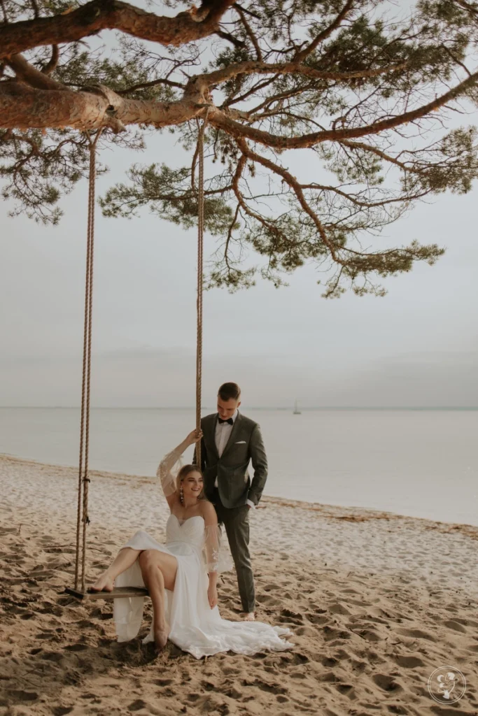 Sesja ślubna nad morzem na plaży na Helu