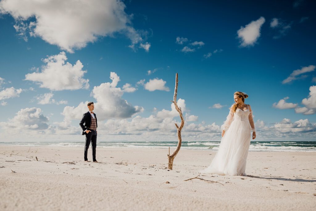 Sesja ślubna nad morzem na plaży w Łebie