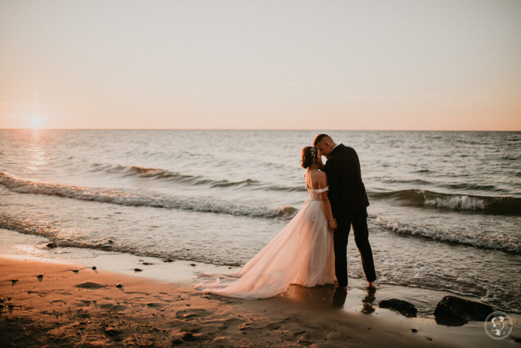 Romantyczna sesja ślubna nad morzem