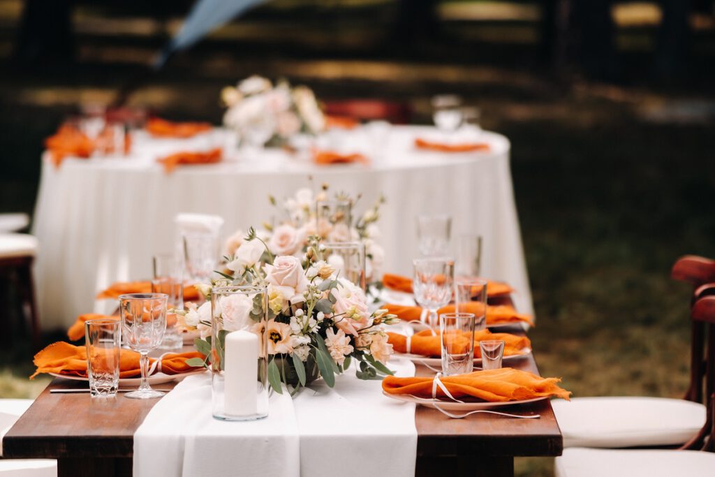pomarańczowe dekoracje stołu weselnego