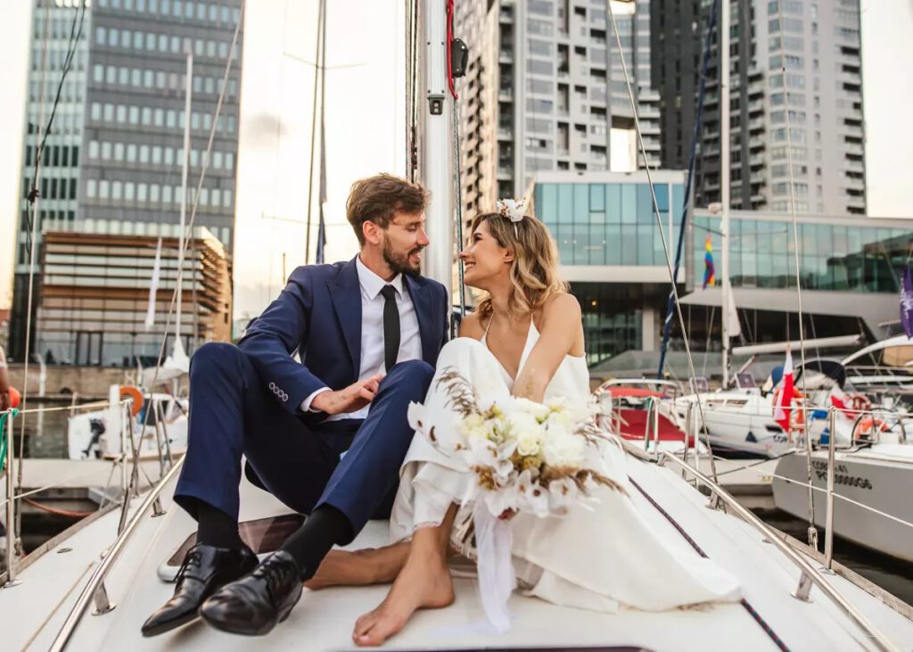 Sesja ślubna nad morzem w miejskim stylu w marina Gdynia