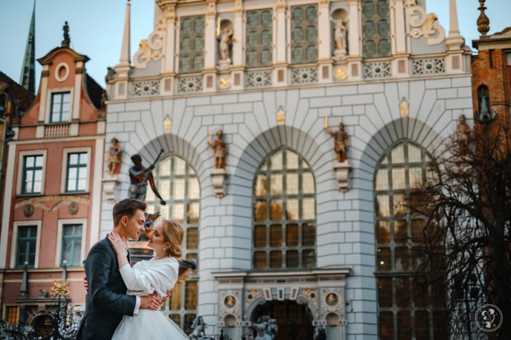 Sesja ślubna w gdańsku - para młoda pozuje na starym mieście