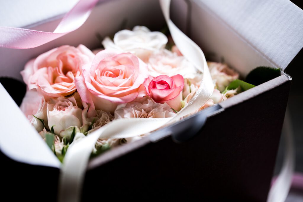 uniwersalny prezent na rocznicę ślubu - kwiaty w pudełku