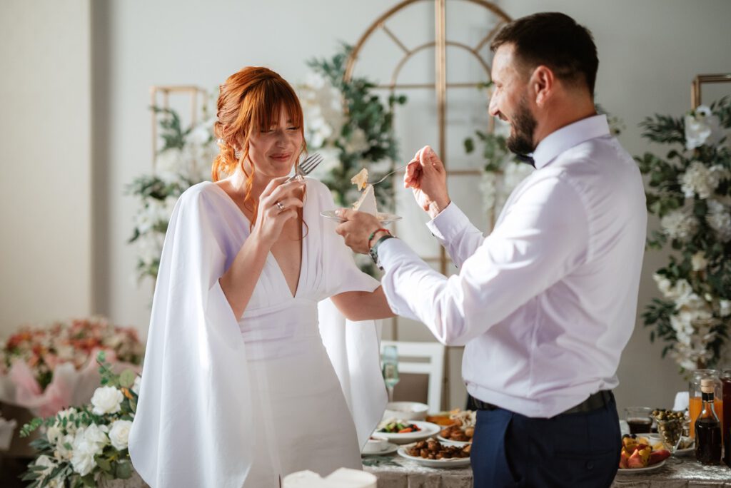 Kulinarne atrakcje na weselu – czym zaskoczyć gości. Wedding planner radzi. 