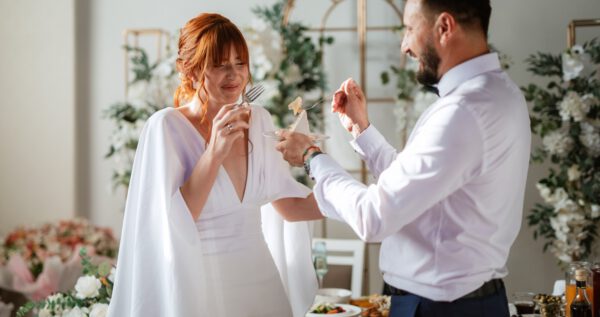 Kulinarne atrakcje na weselu – czym zaskoczyć gości. Wedding planner radzi.