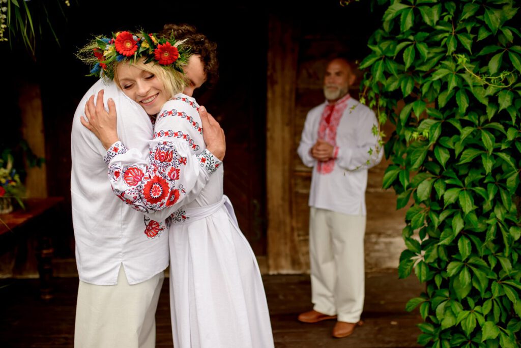 Ślub słowiański - przytulona para młoda podczas ceremonii
