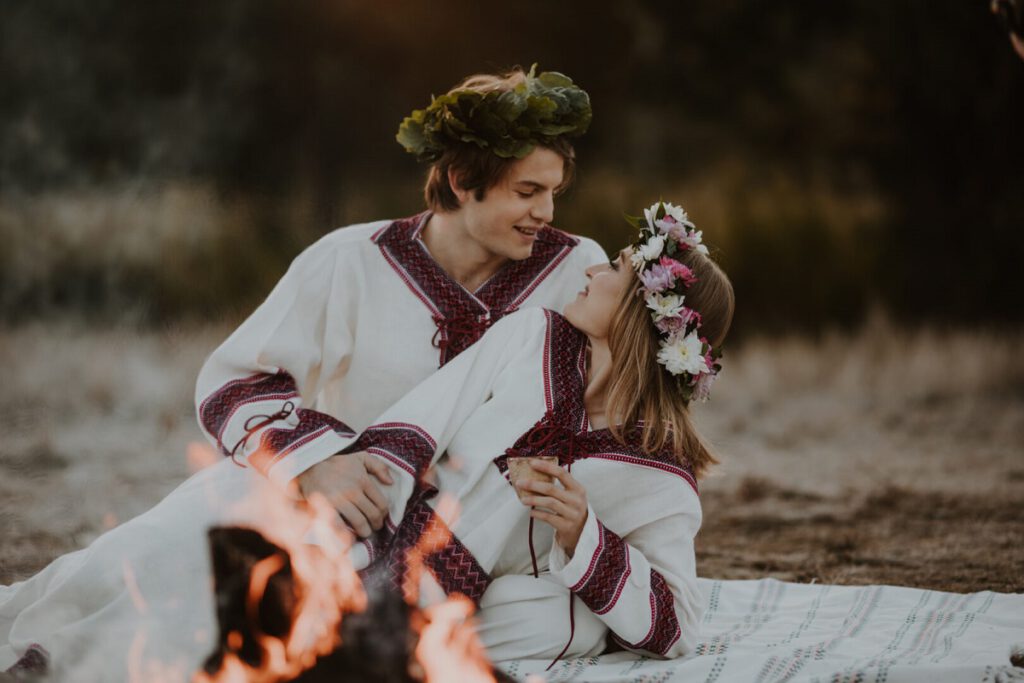Ślub słowiański - para młoda przy ognisku